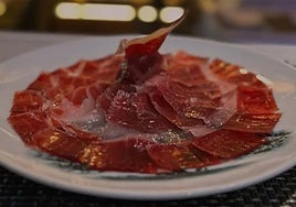 Este pueblo de Sevilla celebra su tradicional Feria del Jamón en noviembre con catas, conciertos y una novillada