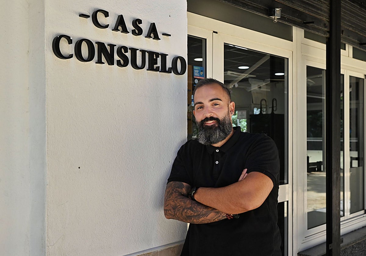 Fran García en la fachada de Casa Consuelo