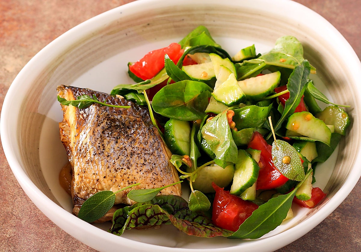 Lubina a la sal con ensalada de pera y gorgonzola