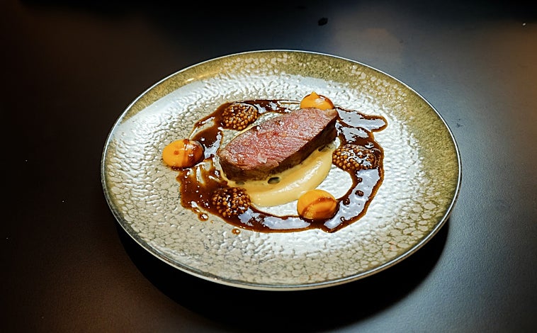 Imagen principal - Presa ibérica, helado de altramuces y los chefs en plena acción