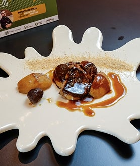 Imagen secundaria 2 - Ostra, berenjena con miso y foie pôelé, los tres primeros pases del menú