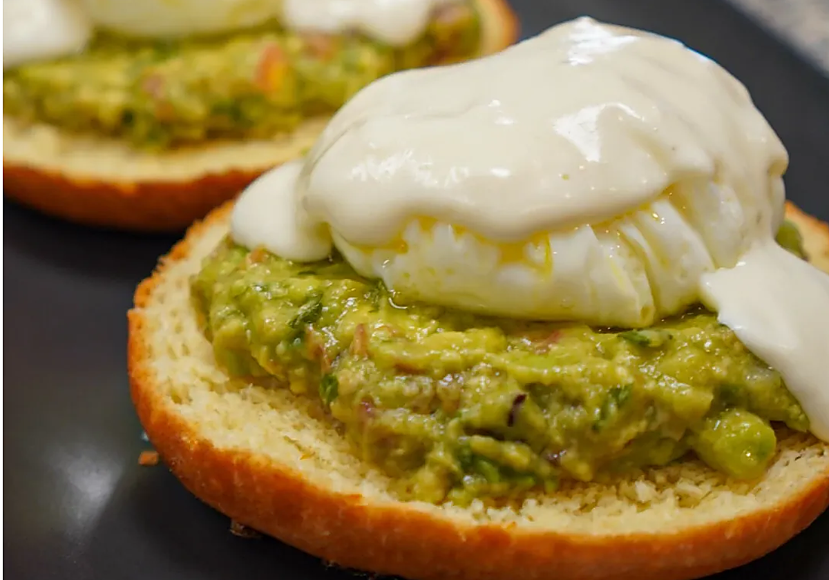 Brioche con huevos escalfados, guacamole casero y salsa de queso.