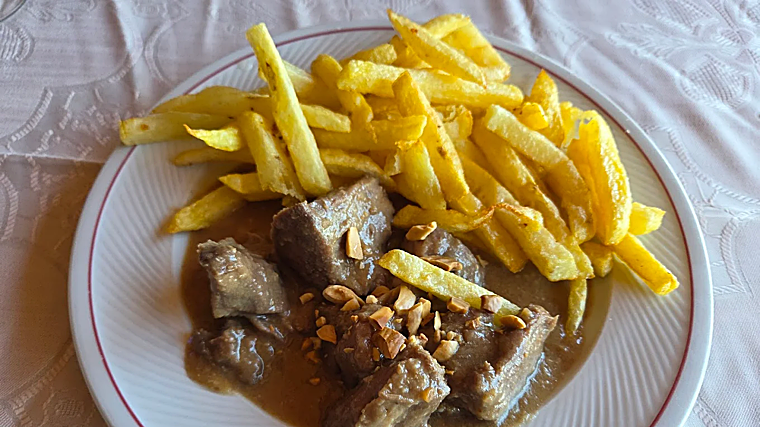 Guiso de carne en salsa con patatas caseras de Venta Galwey