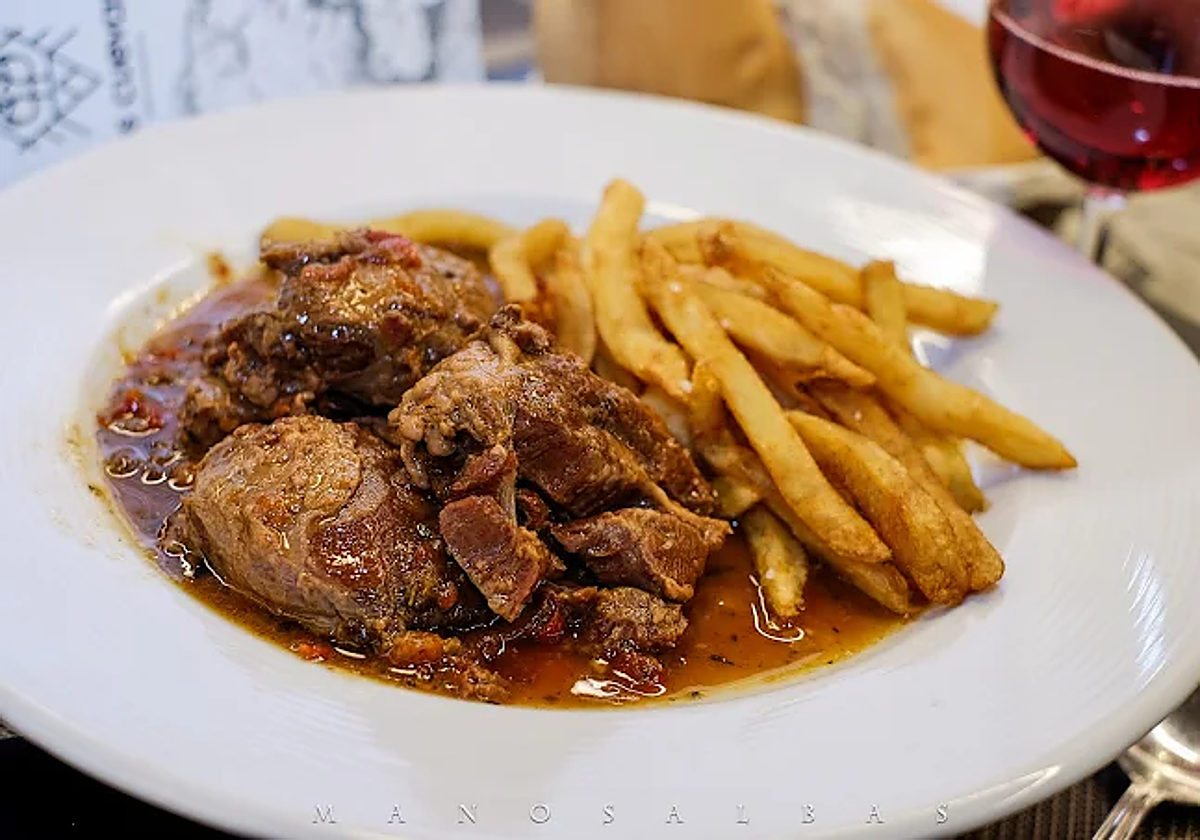 El rabo de toro guisado es una de las especialidades de Los Cuevas