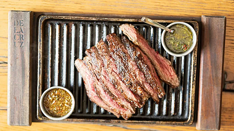 Entraña de vaca a la brasa con chimichurri de Delacruz, en Tomares