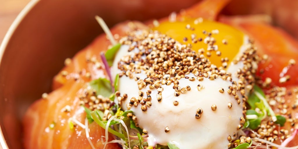 Ensalada de arroz y salmón ahumado paso a paso