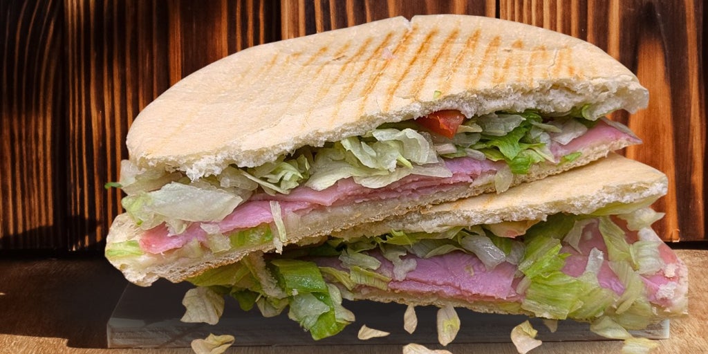 Camperos, hamburguesas y bocadillos XXL en Málaga: así es Lex Flavia, la bocatería más popular del barrio universitario