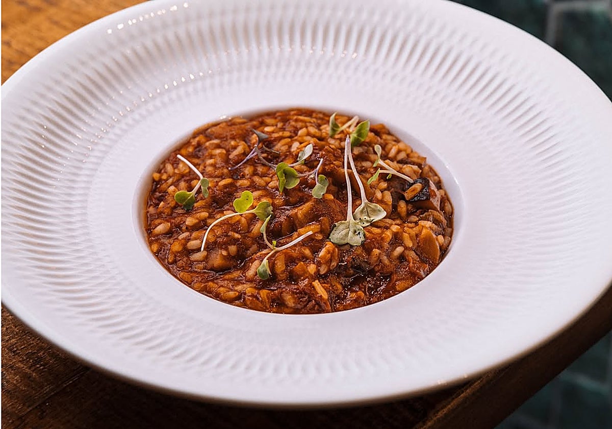 Plato de arroz del mes en Avareo, uno de nuestros restaurantes recomendados para comer en Tomares