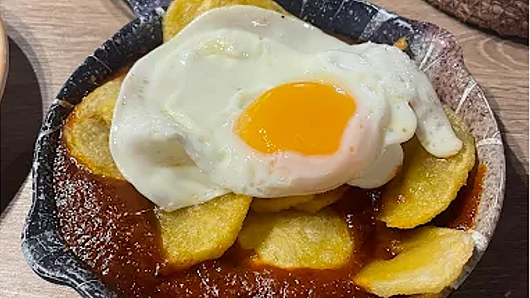 Sartén de huevos fritos con patatas y tomate casero de Casa Esteban