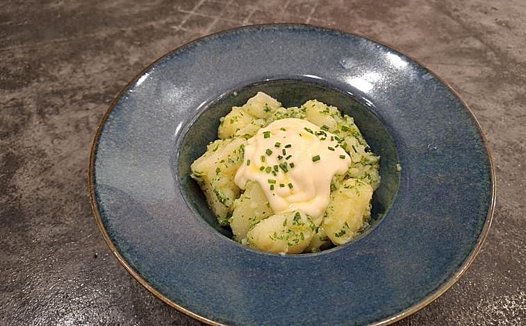 Imagen principal - Patatas aliñadas con brandada de bacalao, ensaladilla con atún marinado, palometa ahumada y encurtidos; y cerveza Cruzcampo 