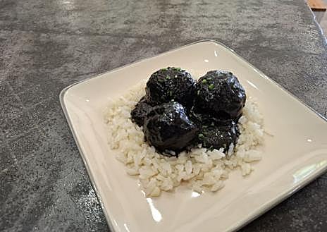 Imagen secundaria 1 - Huevos fritos trufados con puntillitas, albóndigas de choco en su tinta con arroz y cuscús de ternera y verduras
