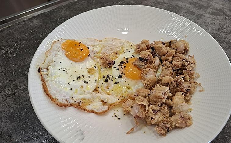 Imagen principal - Huevos fritos trufados con puntillitas, albóndigas de choco en su tinta con arroz y cuscús de ternera y verduras