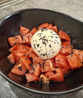 Imagen secundaria 2 - Taco de tortillita de camarones con tartar de atún y guacamole, wok thai (verduras, fideos y presa) y tomate con burrata y vinagreta de albahaca