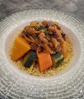 Imagen secundaria 2 - Huevos fritos trufados con puntillitas, albóndigas de choco en su tinta con arroz y cuscús de ternera y verduras