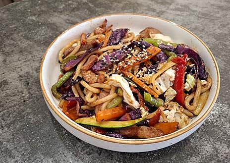 Imagen secundaria 1 - Taco de tortillita de camarones con tartar de atún y guacamole, wok thai (verduras, fideos y presa) y tomate con burrata y vinagreta de albahaca