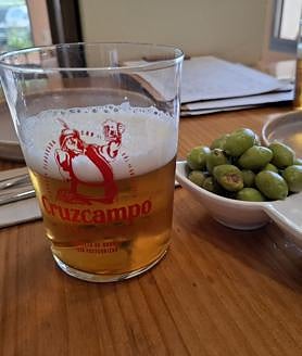 Imagen secundaria 2 - Patatas aliñadas con brandada de bacalao, ensaladilla con atún marinado, palometa ahumada y encurtidos; y cerveza Cruzcampo 
