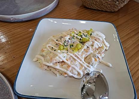 Imagen secundaria 1 - Patatas aliñadas con brandada de bacalao, ensaladilla con atún marinado, palometa ahumada y encurtidos; y cerveza Cruzcampo 