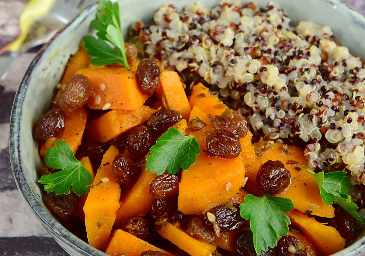 Vasito de quinoa Brillante con calabaza ras el hanout, pasas y carne picada