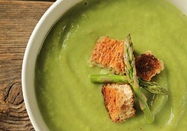 Crema de espárragos trigueros con huevo duro y picatostes