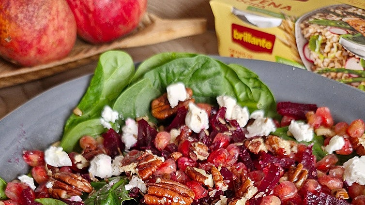 Ensalada de granada, remolacha y vasitos de grano de avena Brillante
