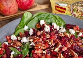 Ensalada de granada, remolacha y vasitos de grano de avena Brillante