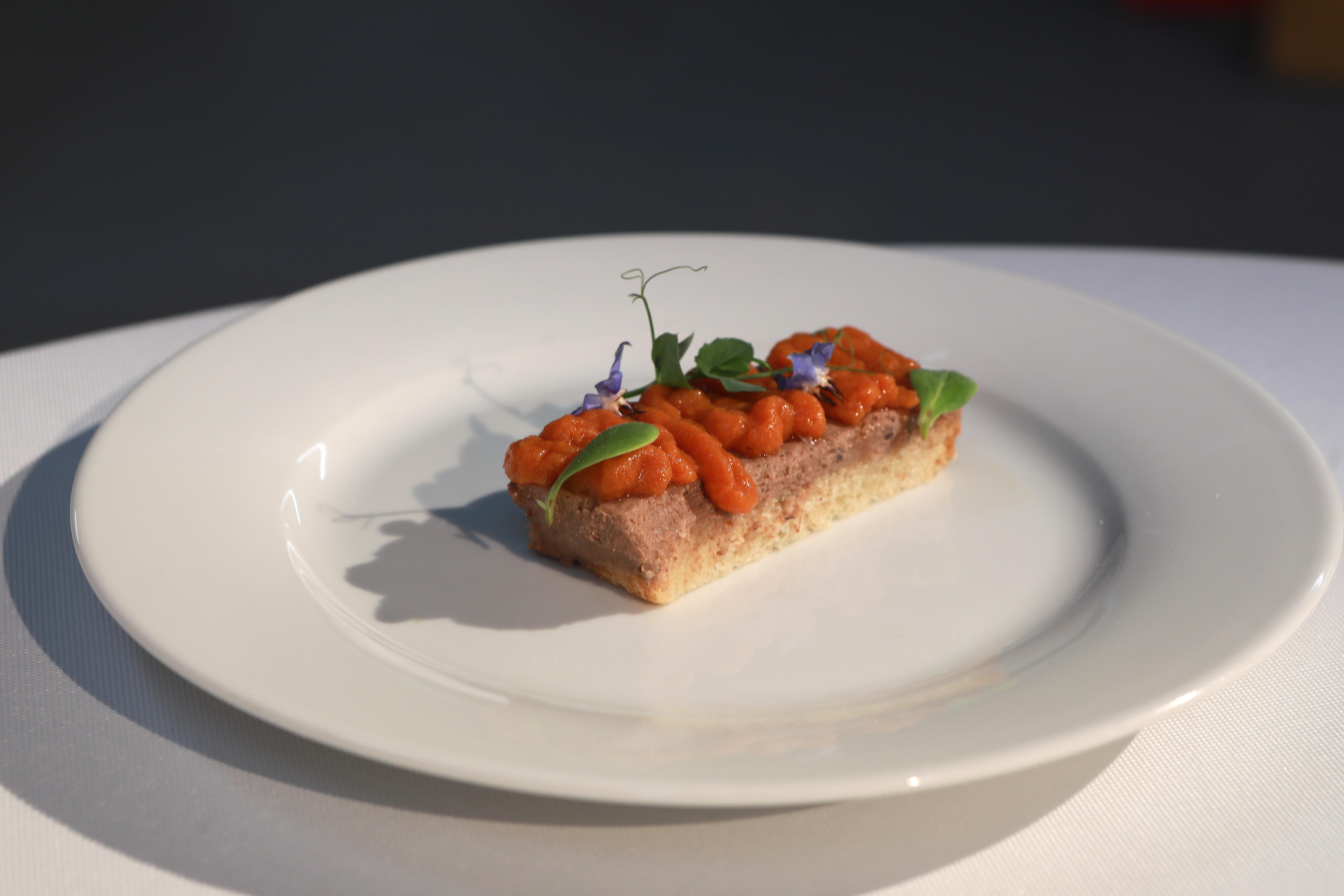 Paté de ave al Tía María, pan de manteca y caquis del restaurante Eterno