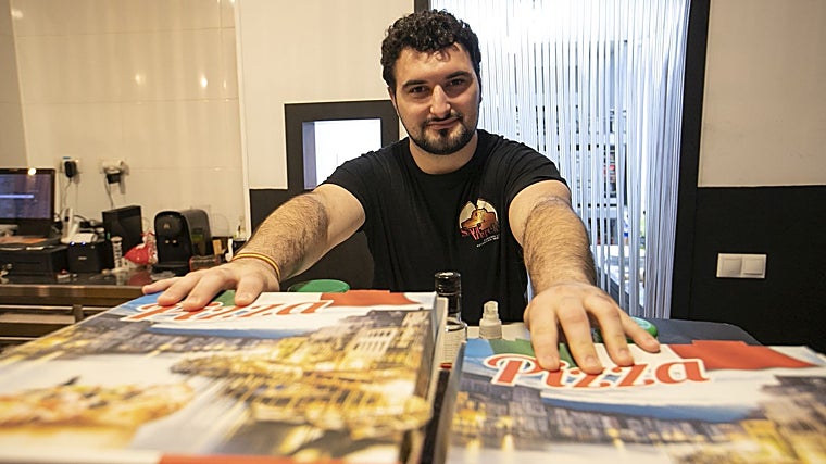 Jaime Conde, ante las cajas de pizza