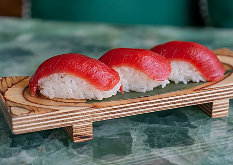 Segunda imagem 1 – alguns pratos de sushi