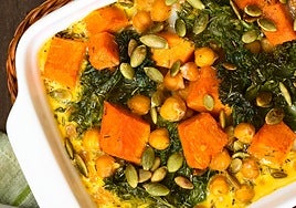 Base de salsa yogurt con queso feta, zanahoria asada y garbanzos