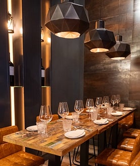 A segunda imagem 2 é o interior do Grillao.