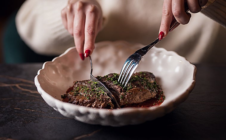 Imagen principal - Balbuena y Huertas, el nuevo Bib Gourmand de Michelin en Sevilla: Sobretablas, 12 tapas y Deli lo pierden