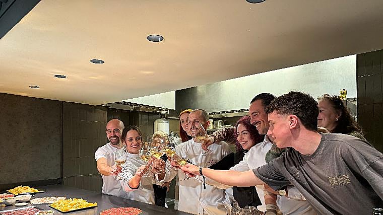 Cristina Cánovas y Diego Aguilar, junto a su equipo en Palodú (Málaga), celebrando que han ganado una estrella Michelin