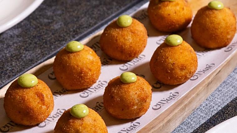 Liquid croquettes of Iberian ham and cooked chicken from El Envero