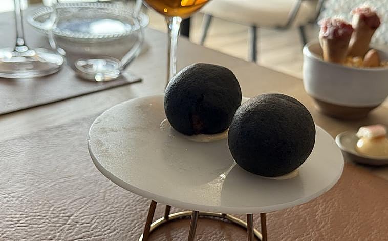 Imagem principal - Bolinhos de lula com cebola, queijo San Simone, panna cotta de marmelo e consomê.