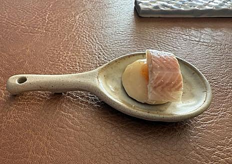 Segunda imagem 1 – Bolinhos de lula com cebola, queijo San Simon, panna cotta de marmelo e consomê.