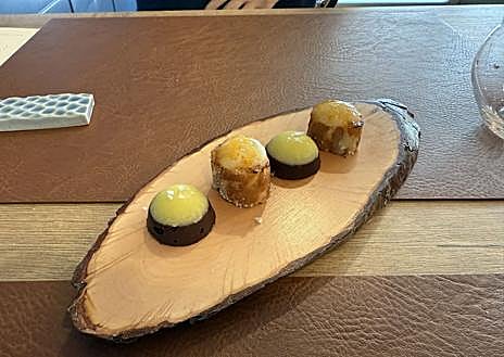 Imagem Secundária 1 – Bacon com laranja, iogurte e petit fours.