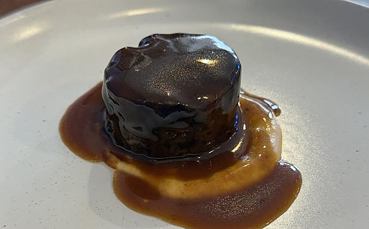 Imagem principal - Rabo de boi e tainha em amarelo sevilhano.