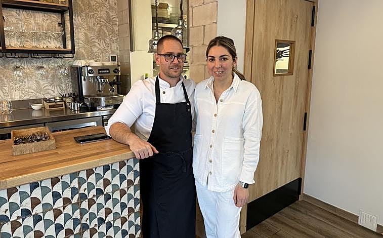 Imagem principal - Juan Carlos Ochando e Elena Perez no Restaurante Ochando; Juan Carlos na cozinha; e a fachada do restaurante