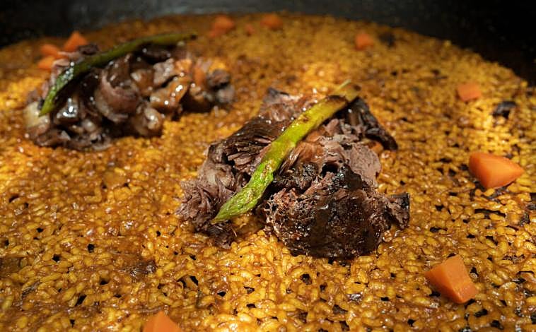 Imagen principal - Algunas imágenes de la visita de Edu Torres, creador de la variedad Dinamita de Molino Roca, el arroz que utilizarán en Dinamita Arrocería by La Azotea