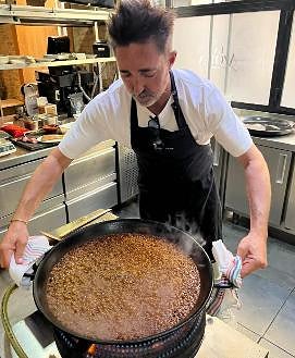 Imagen secundaria 2 - Algunas imágenes de la visita de Edu Torres, creador de la variedad Dinamita de Molino Roca, el arroz que utilizarán en Dinamita Arrocería by La Azotea