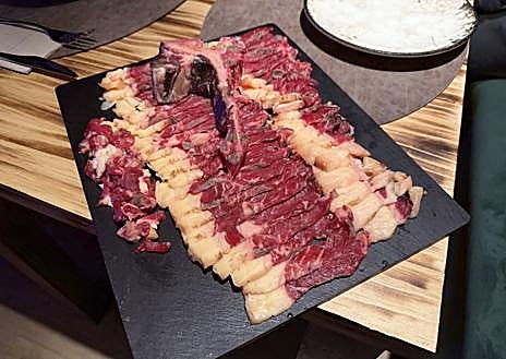 Imagem Secundária 1. Platão Roto adora carne grelhada.