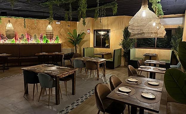 O interior do restaurante Plato Roto, especialmente o salão do andar superior.