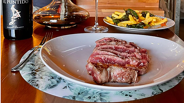 Carne a la brasa con patatas de Casa Alejandro