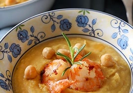 Crema de calabacín, puerro y pera con garbanzos crujientes