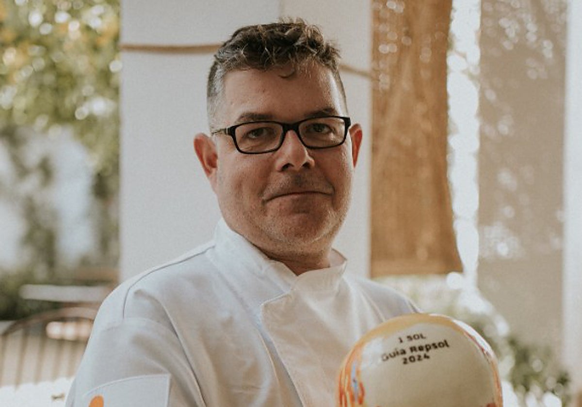 El chef Rafael Ruiz de Ermita de la Candelaria con el Sol de la Guía Repsol obtenido en 2024