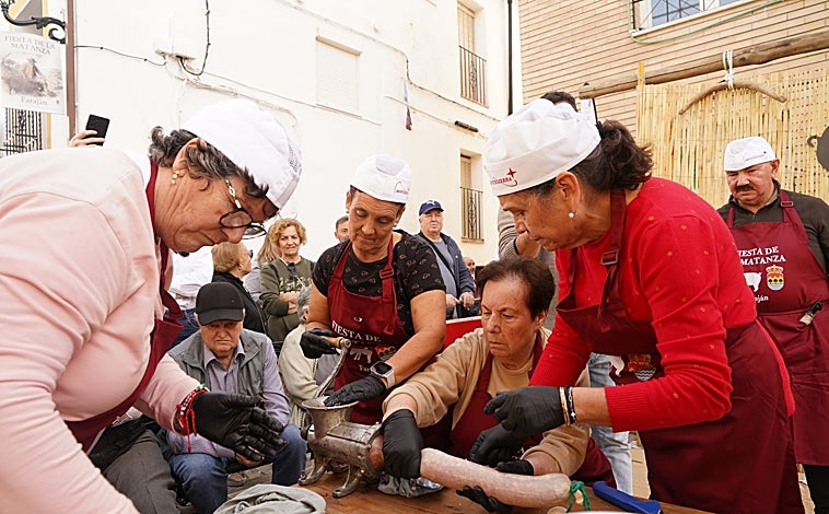 Imagen principal - Algunas imágenes de la Fiesta de la Matanza de la pasada edición y embutido de Embutidos y Jamones Alto Genal