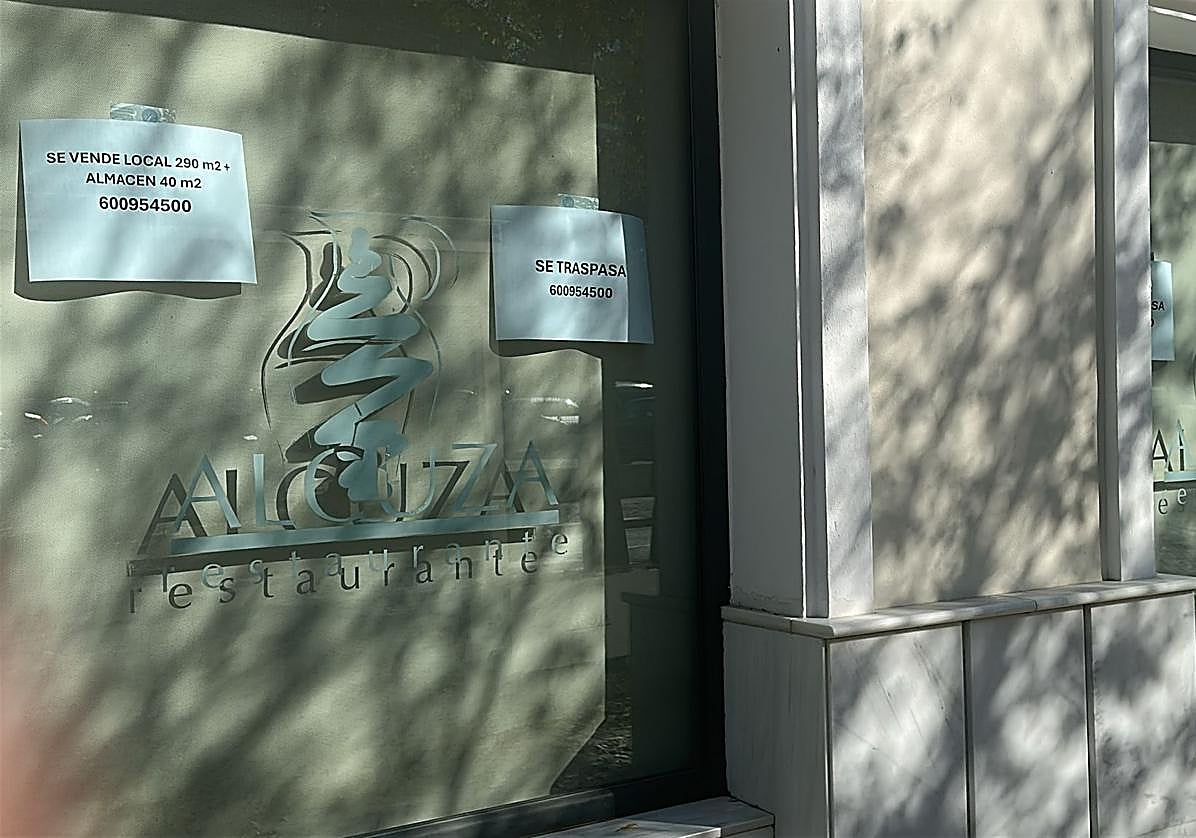 La fachada del restaurante Alcuza, con los carteles de «se traspasa» y de venta del local
