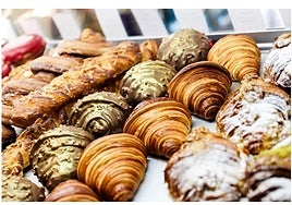 Vitrina de croissants de Manu Jara, una de las paradas dulces que recomendamos para merendar en Sevilla
