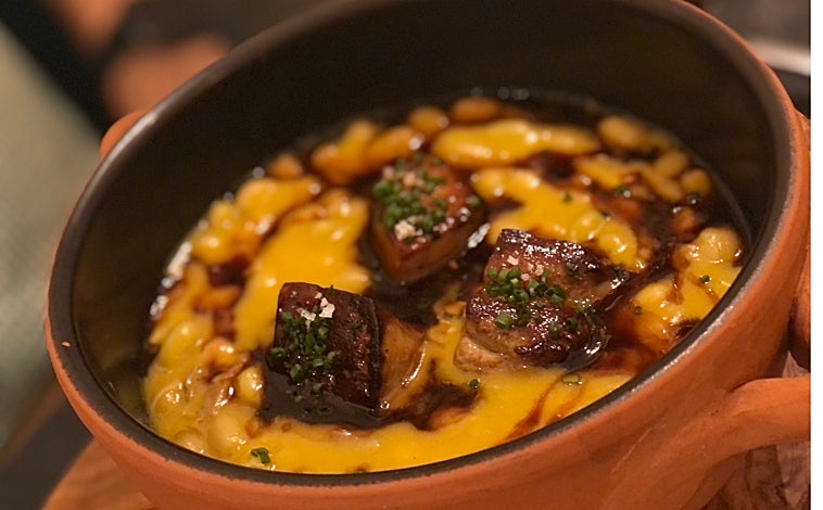 Imagem principal - Pochas de Navarra com abóbora, borrego e foie, bacalhau com pilpil e porco ibérico com demi-glace, alguns pratos da Amara.