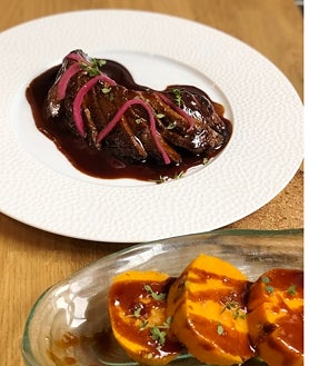 Imagem secundária 2 - Pochas de Navarra com abóbora, borrego e foie, bacalhau com pilpil e porco ibérico com demi-glace, alguns pratos da Amara